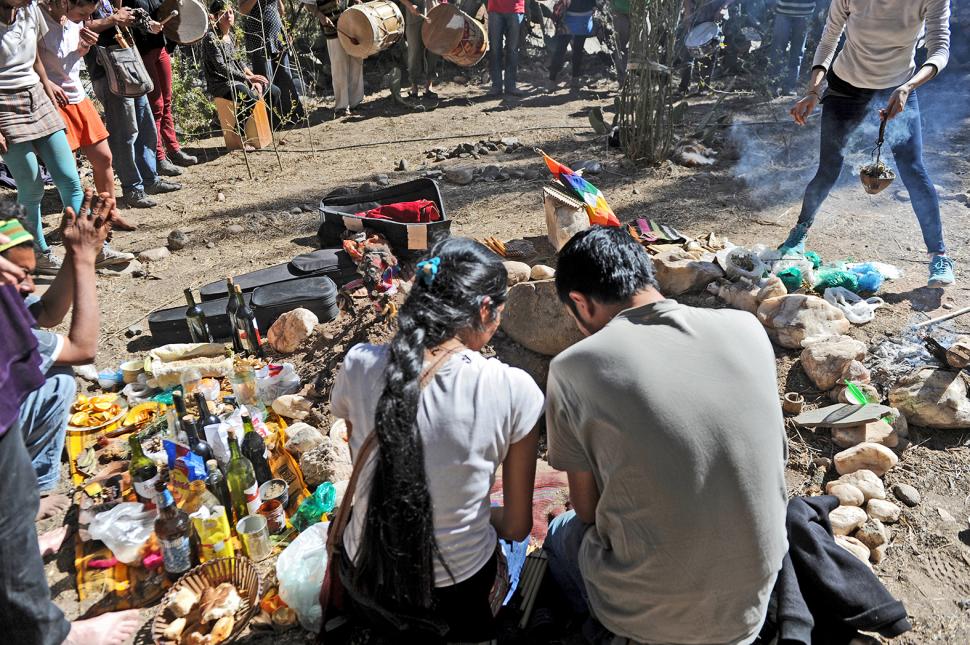 EL TIEMPO DE LO SAGRADO. El ritual de la Pachamama transita por varios pasos, con sahumerios, ofrendas, música y canto de todos los participantes.