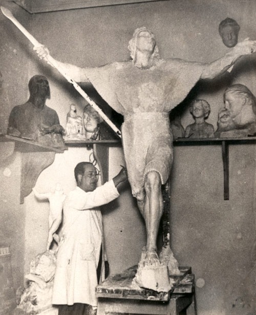 EN EL TALLER. Enrique de Prat Gay fue discípulo de Lola Mora y ganó el concurso para erigir el monumento.