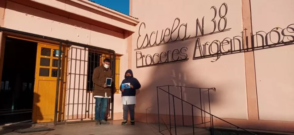 COLABORACION EN LOS VALES. A una escuela de El Mollar recibió elementos tecnológicos para su uso.  