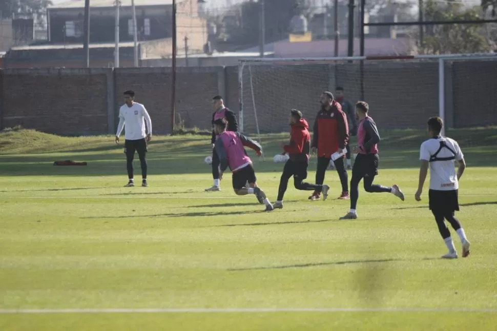NO BAJAN LA GUARDIA. Pese al último traspié, De Muner y sus dirigidos siguen enfocados en seguir mejorando para poder estar en la pelea por los ascensos. alejandro cruz (prensa casm) 