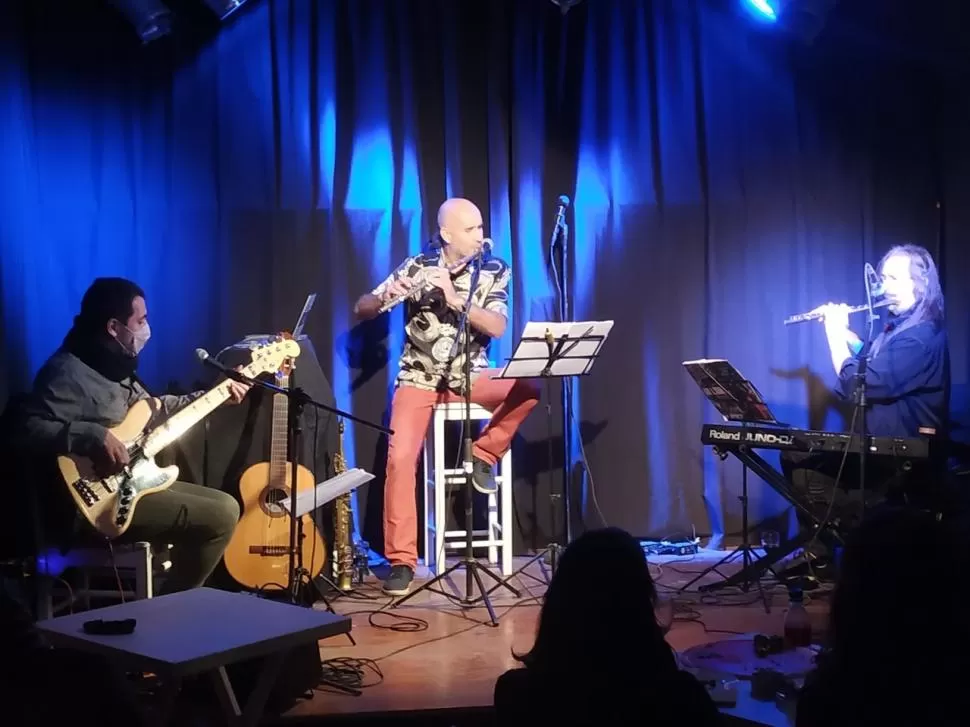 POR LOS CAMINOS DE LA MÚSICA. Villagra al bajo, Juan Martín Medina y Leopoldo Deza en flautas traversas en el show hecho el viernes en CiTá. 