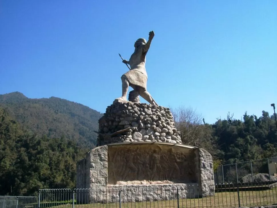 DESCANSO OBLIGADO. La escultura “El chasqui” domina las alturas de los Valles Calchaquíes.tucumanos. 