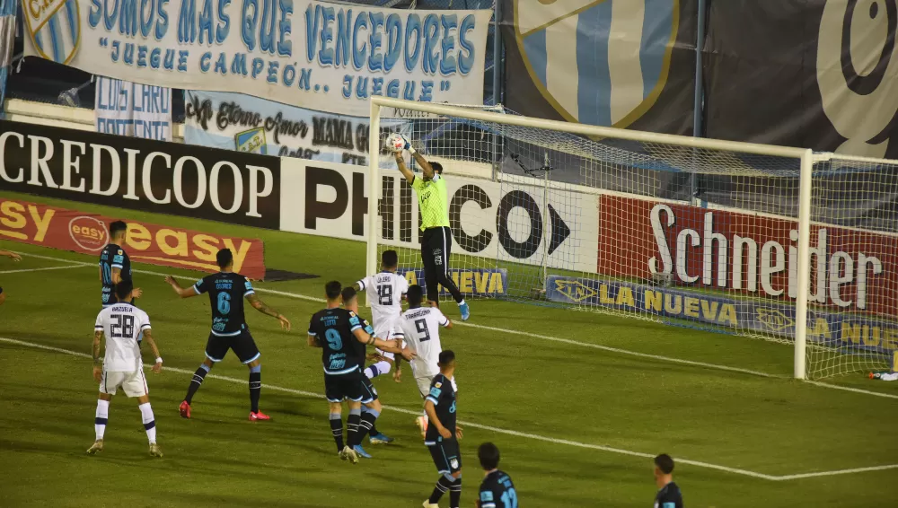 DEFENSA. Christian Lucchetti descuelga un tiro al arco de Federico Mancuello.