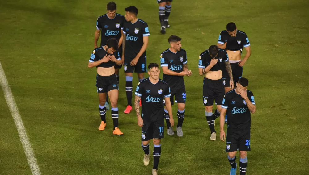 EN CARRERA. Atlético, amontonado en un pelotón de segundos.