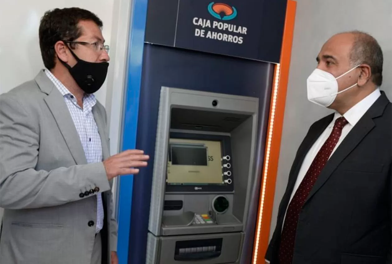 EN LEALES. Ledesma y Manzur durante la inauguración de un cajero automático.