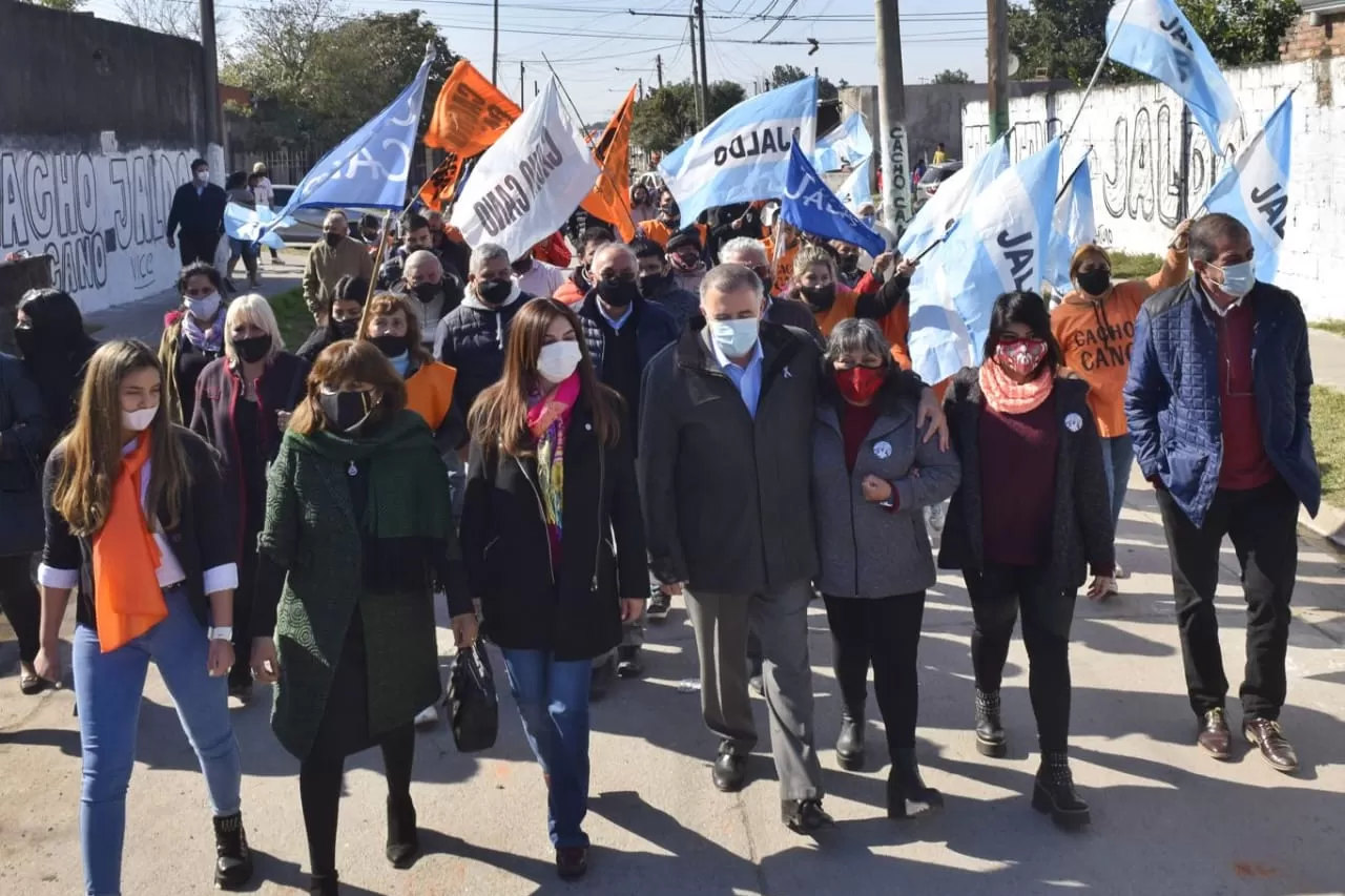 El vicegobernador Jaldo recorrió barrios de la capital y entregó mobiliarios