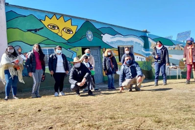 Alumnos pintaron un mural en la escuela
