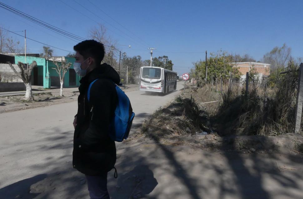 RUTAS DETERIORADAS. Un aspecto cuestionado en Los Palomino. la gaceta / fotos de osvaldo ripoll