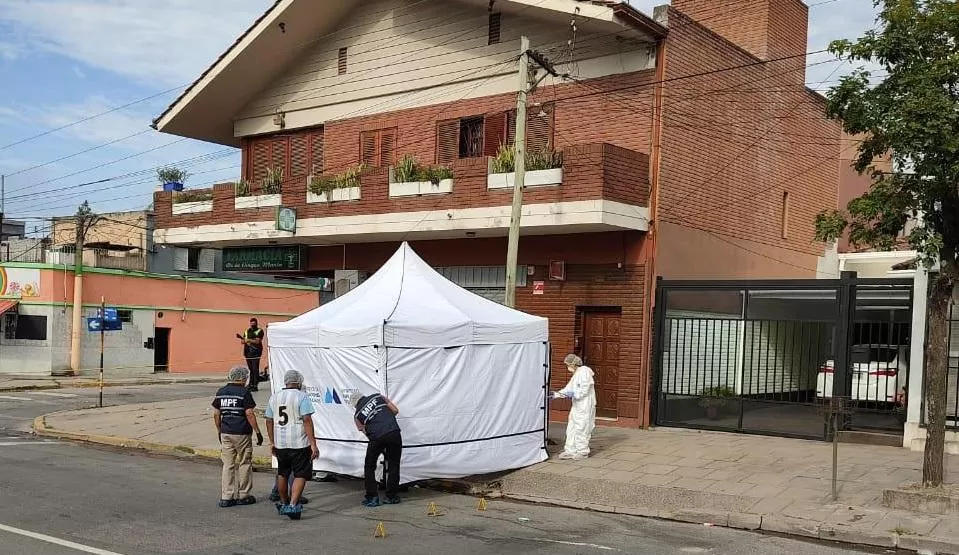 UN CASO QUE GENERÓ CONMOCIÓN. Personal del ECIF trabaja en el lugar donde fue asesinada la enfermera jubilada Luisa Mansillla. dfdfdfdfdf