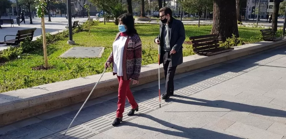 INDEPENDENCIA. Fabiana Blasco y Adrián Bautista destacan la importancia de poder moverse de forma autónoma por cualquier lugar.  la gaceta / foto de guadalupe pereyra