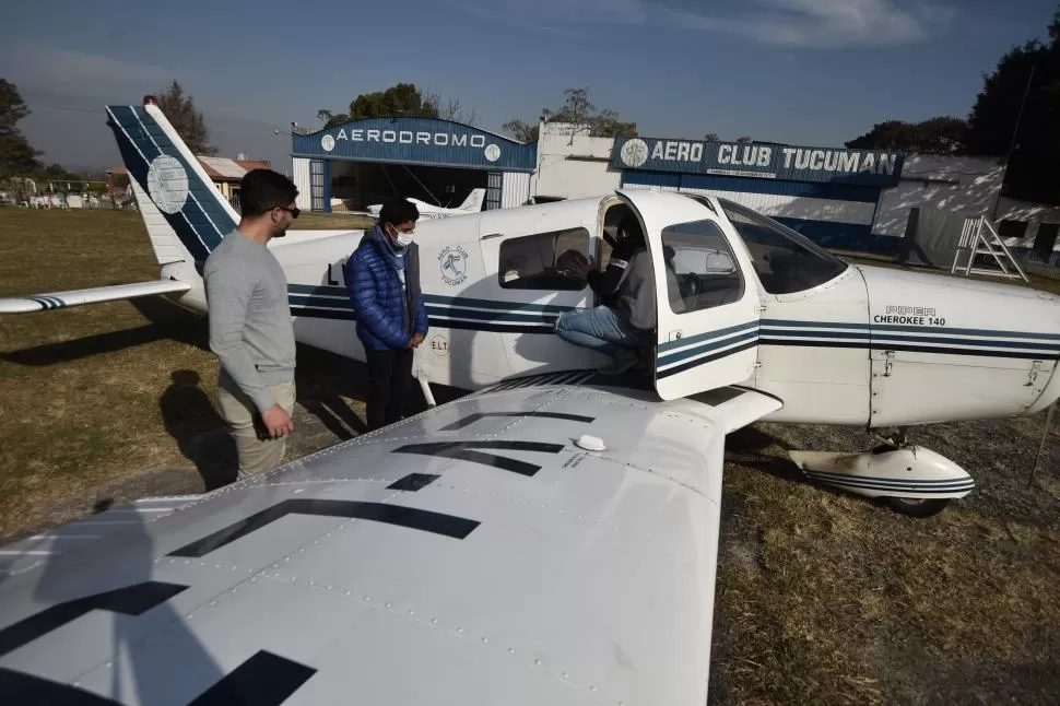 UNA NUEVA AVENTURA. Con algún temor por lo desconocido y con la emoción por vivir una nueva aventura, los chicos se subieron al avión. la gaceta / fotos de Osvaldo Ripoll  