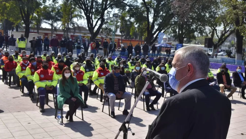 EN CAMPAÑA. El vicegobernador, Osvaldo Jaldo, entregó dispositivos de seguridad en Banda del Río Salí.