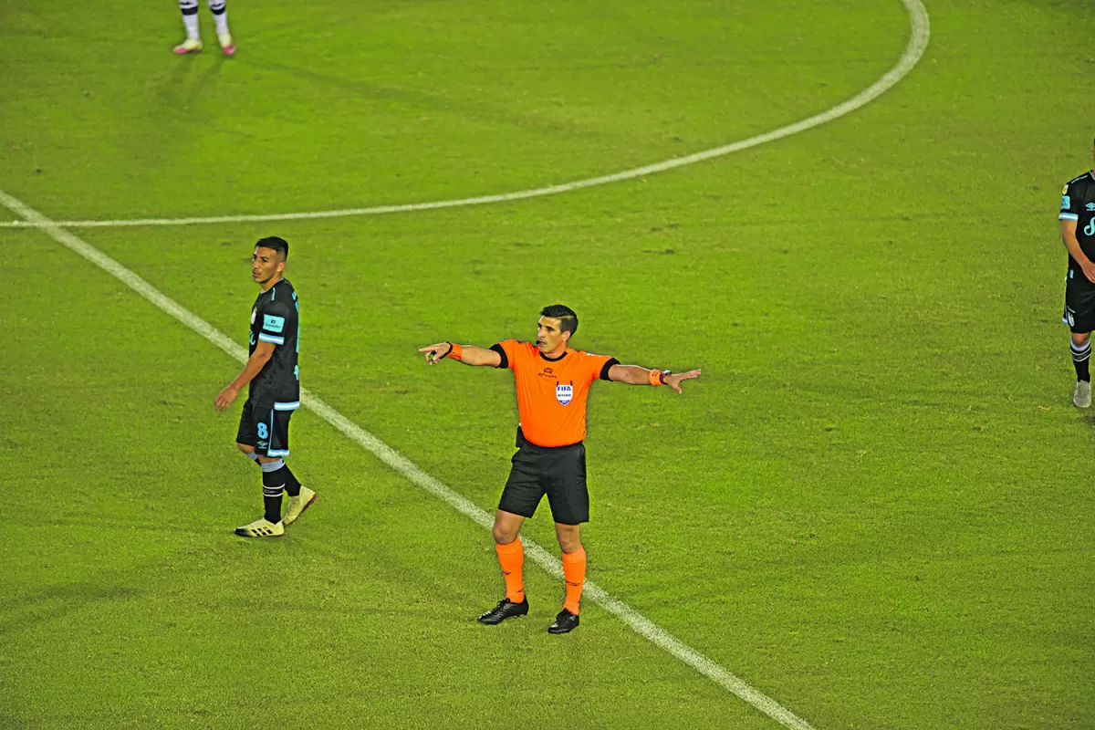 SEÑALADO. Merlos, por momentos, fue el gran protagonista.