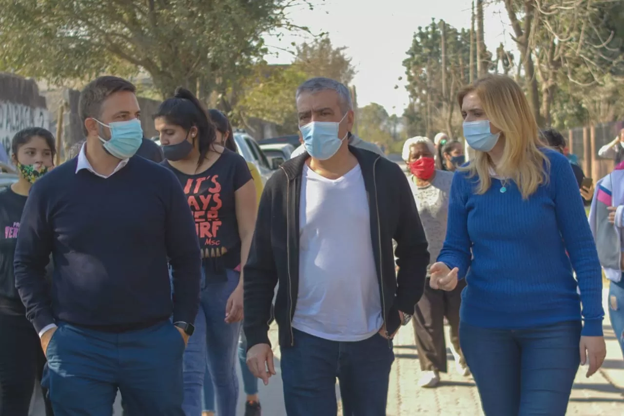 EN CAMPAÑA. José Cano junto a Silvia Elías de Pérez.