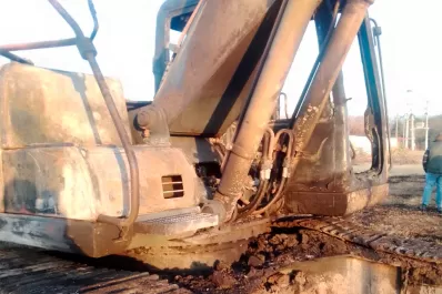 Más vandalismo: incendiaron una retroexcavadora del municipio en el sur de la Capital