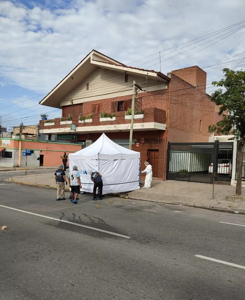 LA ESCENA. El crimen ocurrió frente a por lo menos tres testigos en la esquina de avenida Siria y Paraguay, cuando la víctima esperaba el colectivo.  