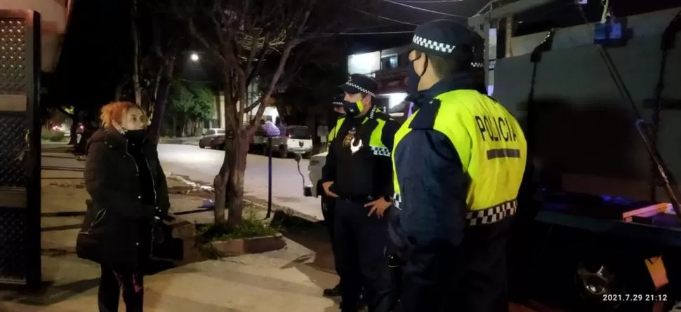 MEJORAR VÍNCULOS. Efectivos dialogan con una vecina de Ciudadela.  