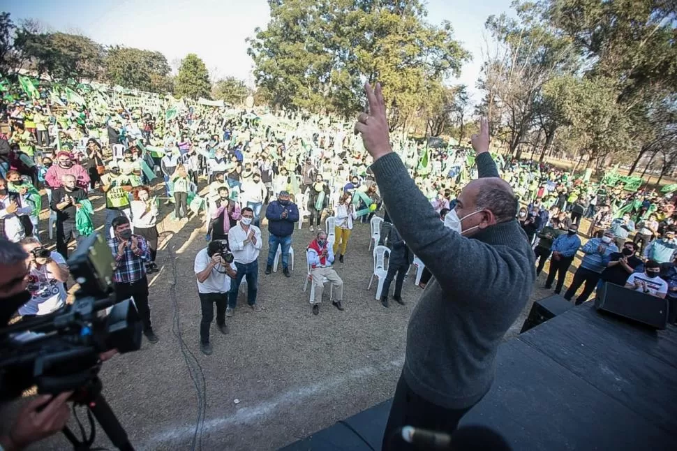 EN SAN CAYETANO. Manzur encabezó un acto junto a los precandidatos.  