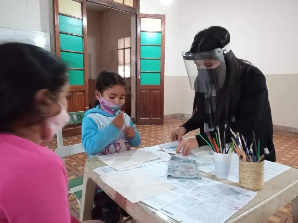 DEBERES. En el hogar los niños hacen las tareas y aprenden muchas cosas.  