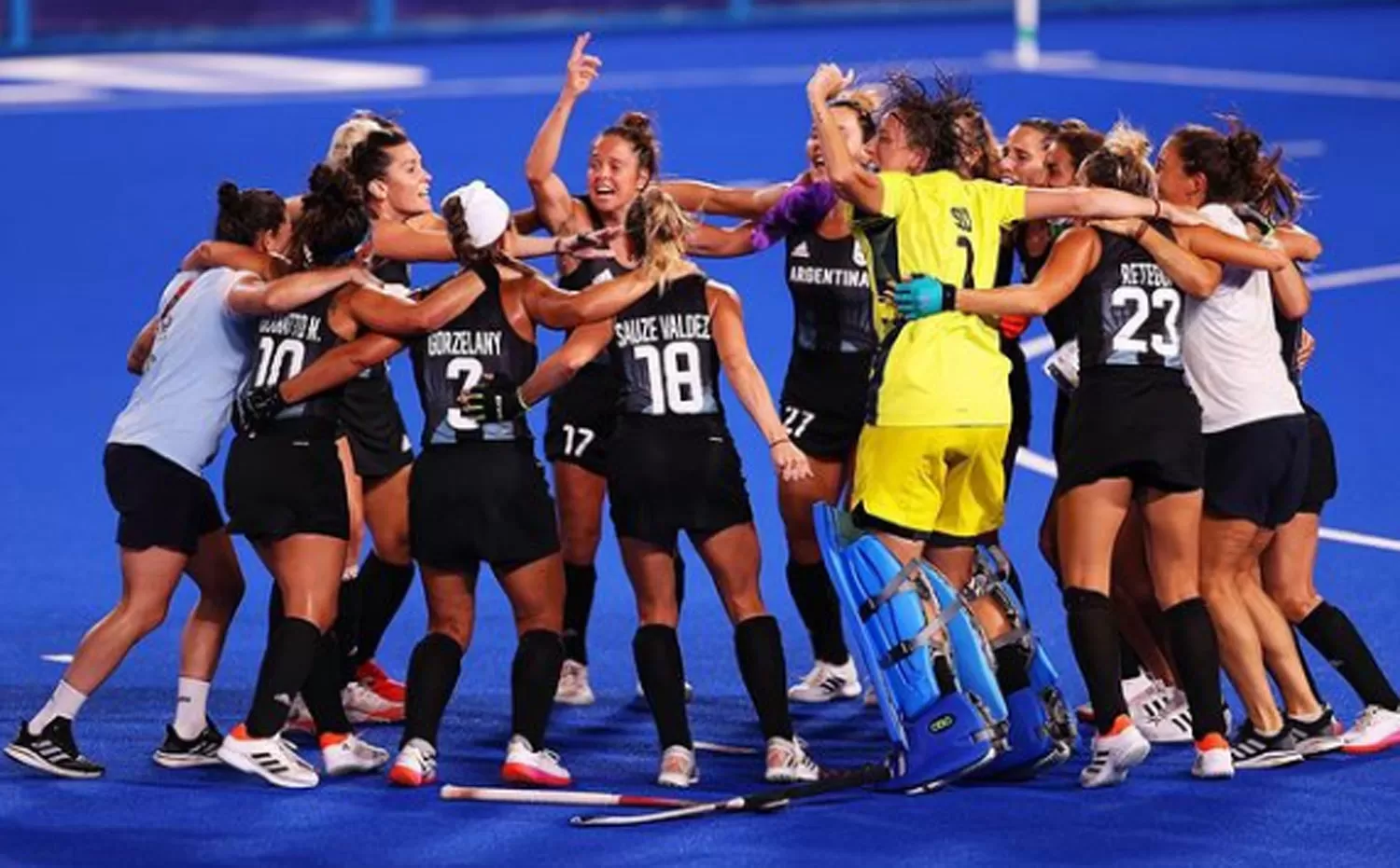 EN EL CENTRO. Las celebraciones de Las Leonas se extendieron desde el campo al resto del hockey argentino.