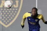 Llegó el transfer de Advíncula ¿Debutará en el Superclásico de esta noche?