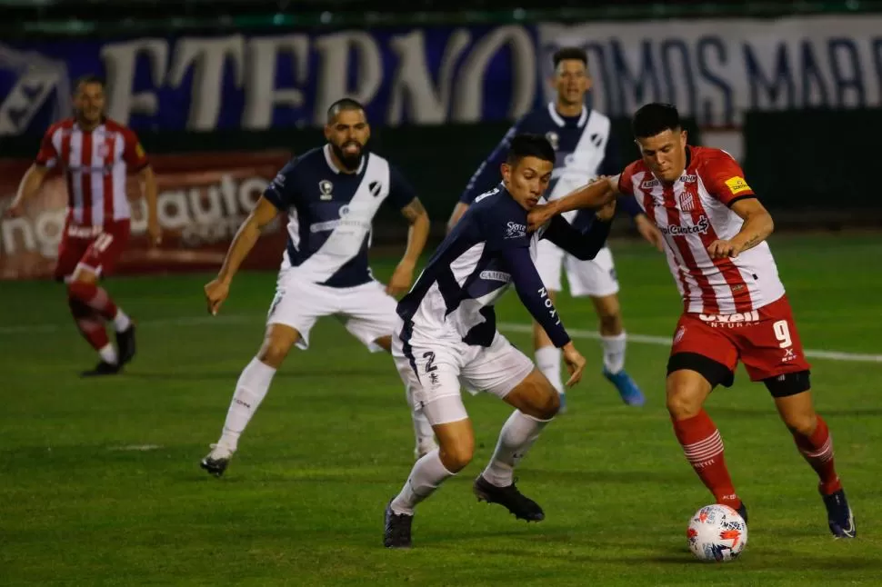 A DAR VUELTA LA PÁGINA. Estigarribia, que intenta volver al gol, pidió mirar hacia el futuro sin dejar de tener en cuenta los errores que se cometieron ante Estudiantes.  Foto de Leandro Gianonne