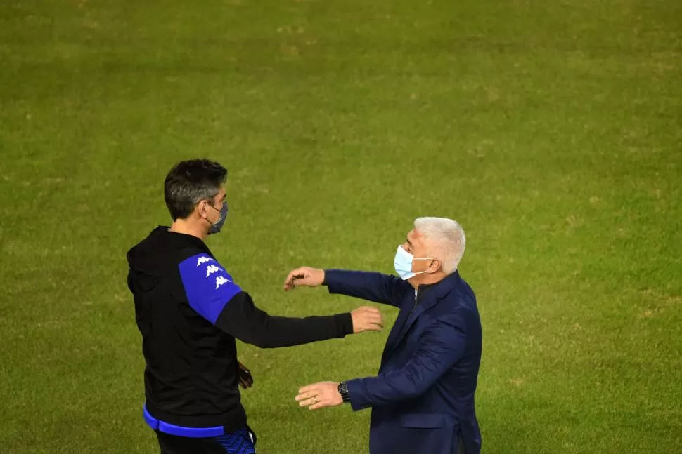 MUCHO RESPETO. Omar De Felippe y Mauricio Pellegrino se saludaron afectuosamente antes y después del empate 0-0 entre Atlético y Vélez.   
