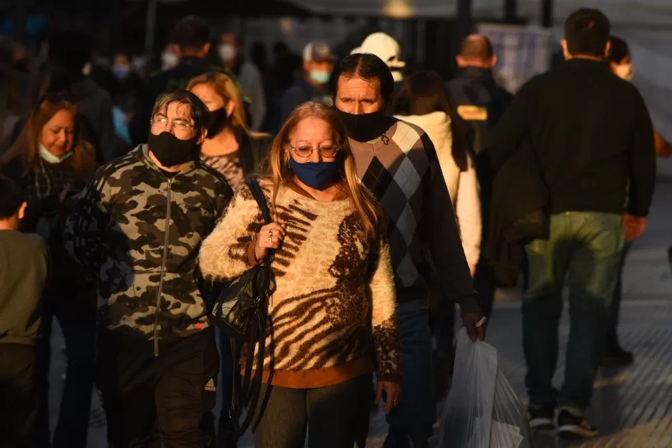 EXTREMAR LAS PRECAUCIONES. Amén de la vacunación, el uso correcto del barbijo, el distanciamiento social y el lavado de manos son fundamentales para evitar contagios, siguen sosteniendo los expertos. LA GACETA / FOTO DE DIEGO ARÁOZ