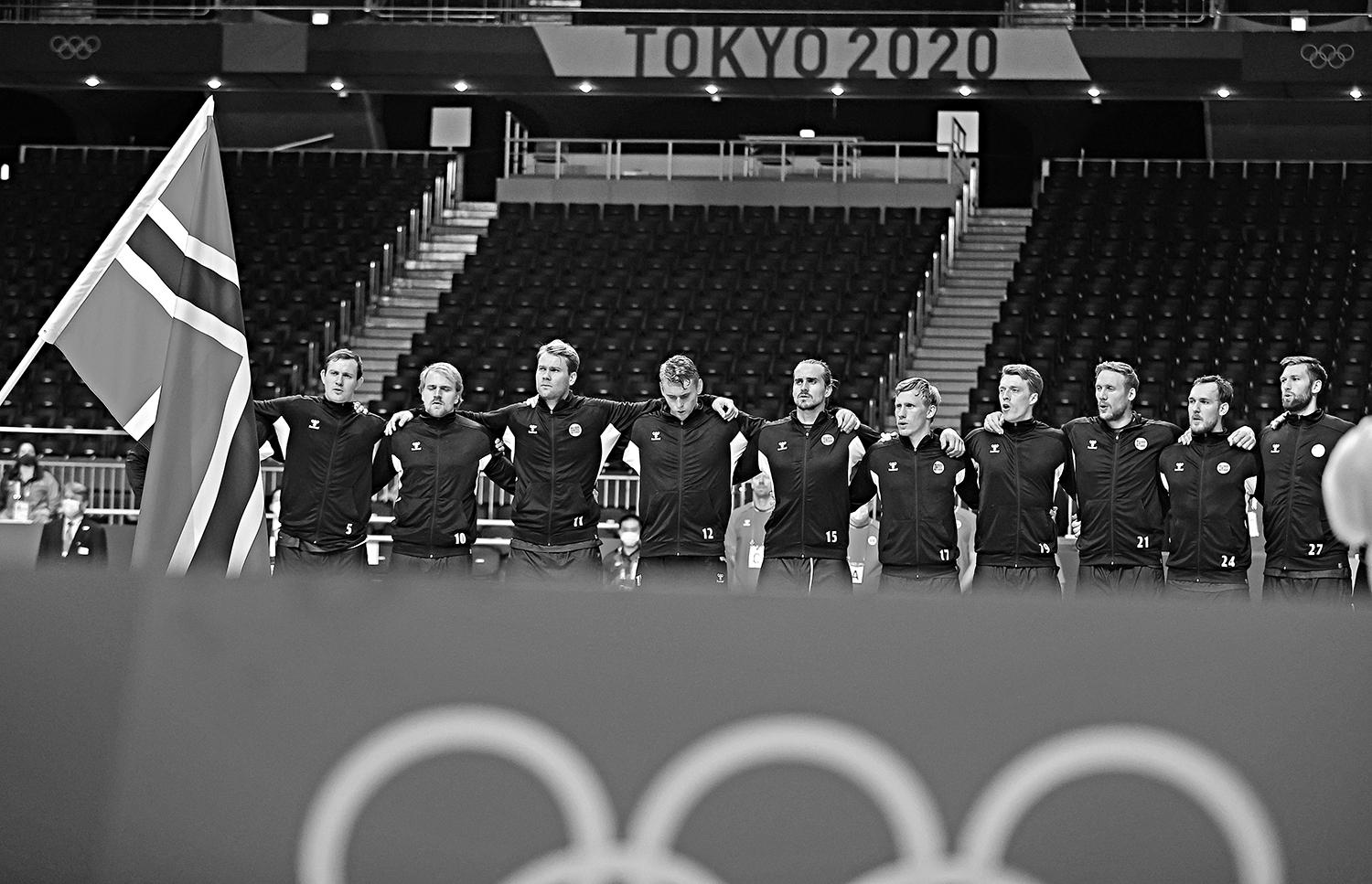 CUARTOS DE FINAL EN HANDBALL. La delegación de Noruega antes del partido contra Dinamarca en el estadio Yoyogi.