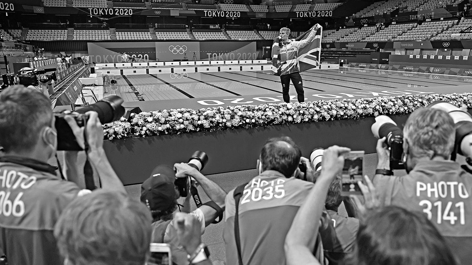 LA SATISFACCIÓN DEL BRONCE. El clavadista británico Jack Laugher posa con su medalla y su bandera en el centro acuático de Tokio. 