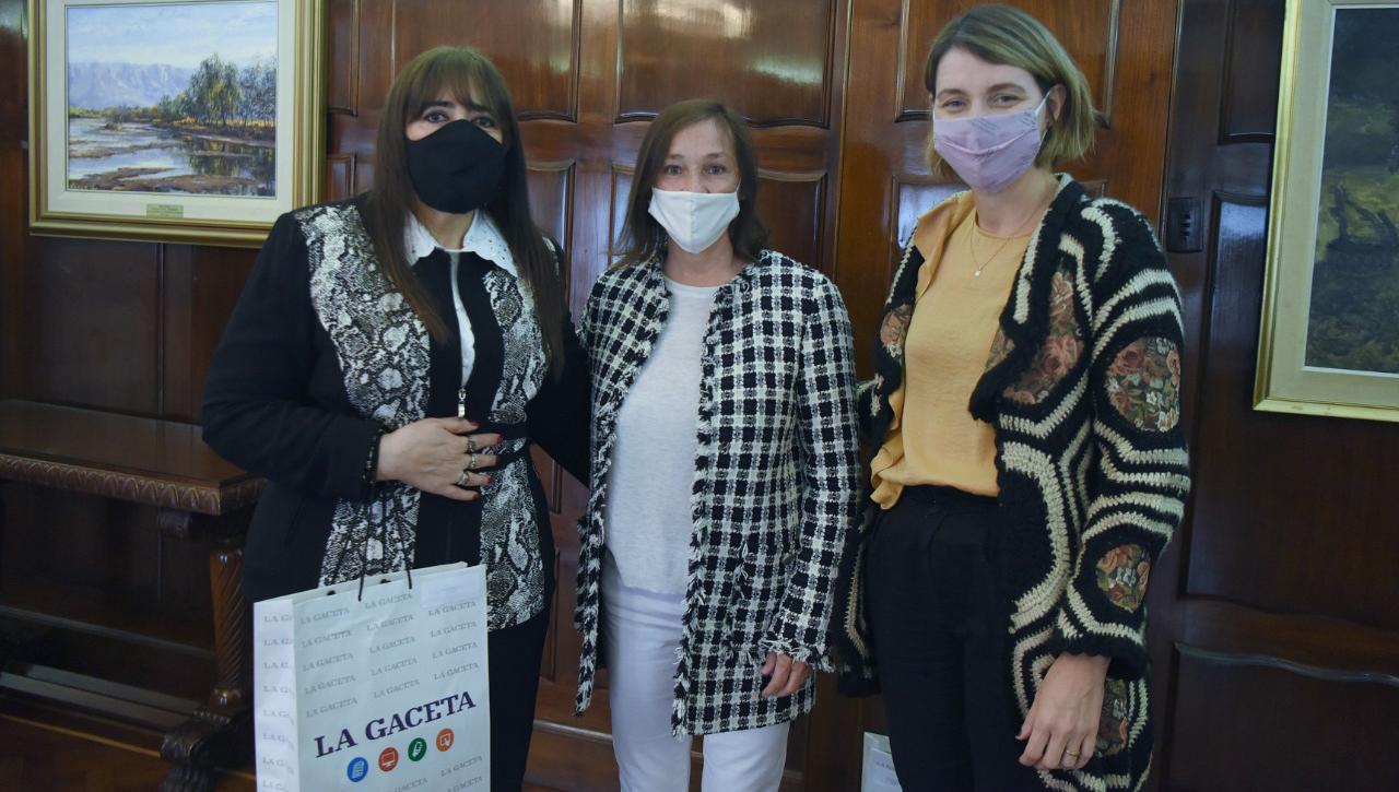 TODA UNA VIDA JUNTO AL DIARIO. Nancy Tapia y Patricia Perea reciben un reconocimiento por sus 30 años en LA GACETA, de manos de la gerenta Comercial del diario, Patricia Ribone.