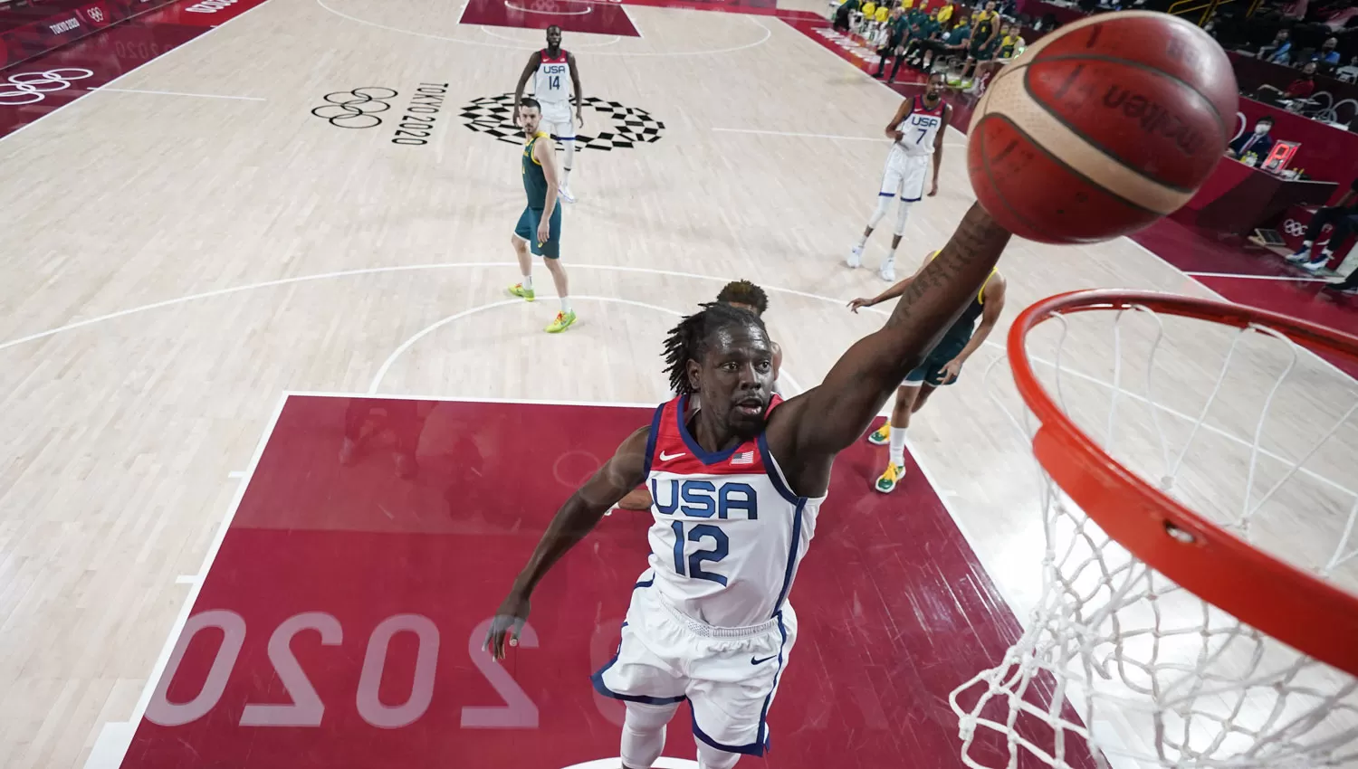 SÓLIDO. Jrue Holiday anotó 11 puntos para la victoria de Estados Unidos en semifinales de Tokio 2020.