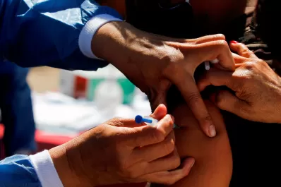 Estados Unidos exigiría a los extranjeros las vacunas contra la covid-19