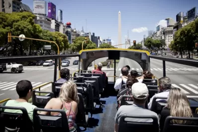 Estudian autorizar el ingreso al país de turistas extranjeros con dos dosis de vacunas