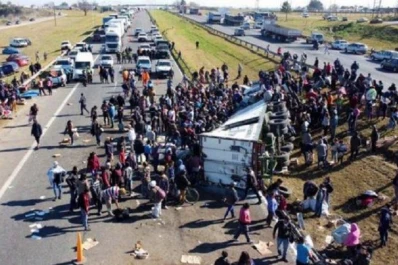 Volcó un camión en Buenos Aires y los vecinos se llevaron todo