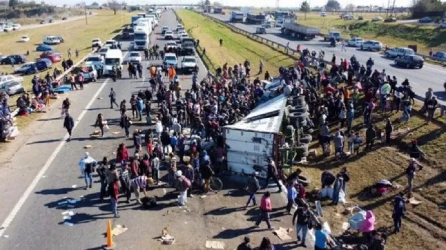 Volcó un camión en Buenos Aires y los vecinos se llevaron todo
