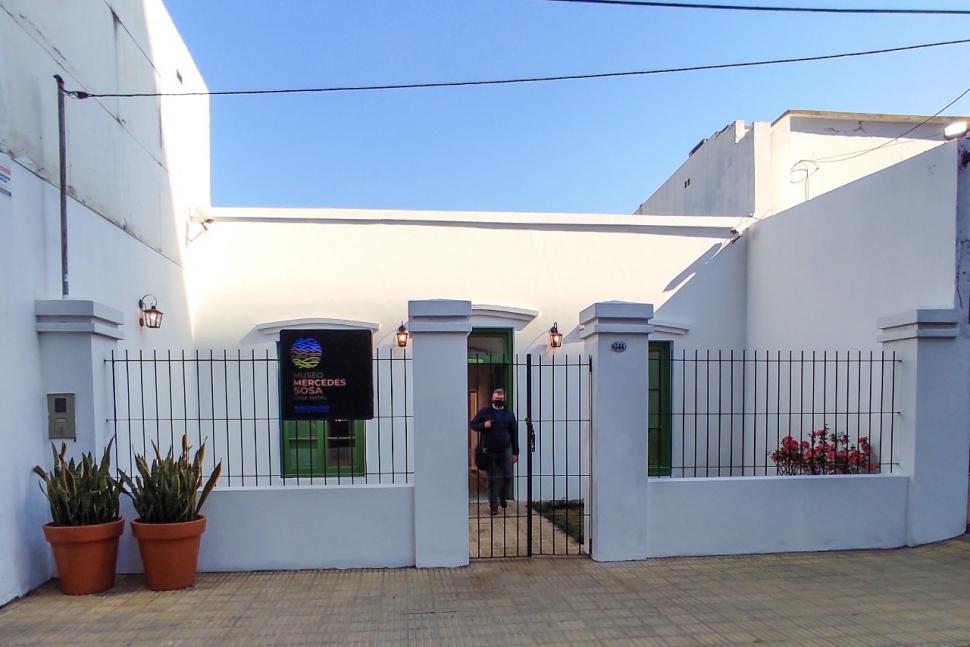 LA FACHADA. La casa está ubicada a media cuadra del parque 9 de Julio. 