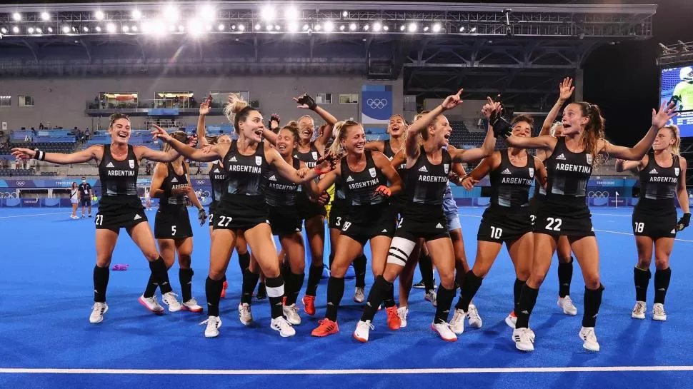 ALEGRÍA SIN LÍMITES. Luego de vencer a India y asegurarse un lugar en el juego decisivo por la medalla de oro en Tokio, el plantel de Las Leonas desató un festejo alocado en el terreno de juego. El seleccionado nacional quiere despedirse a lo grande. 