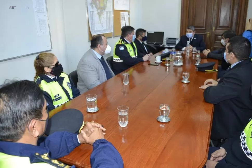 REUNIÓN. El jefe de Policía Bernachi le explica el proyecto a Maley.  