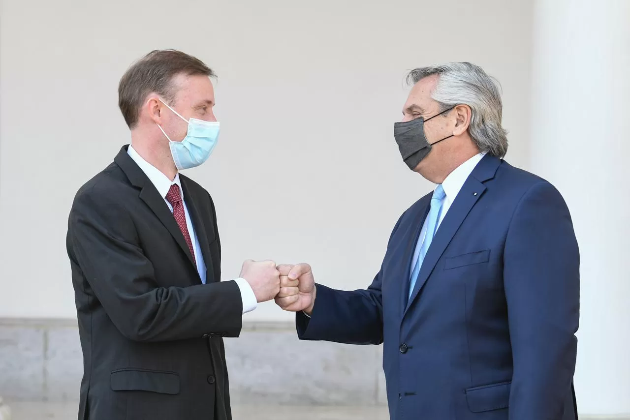 ENCUENTRO. Alberto Fernández y Jake Sullivan este mediodía en la Quinta de Olivos.