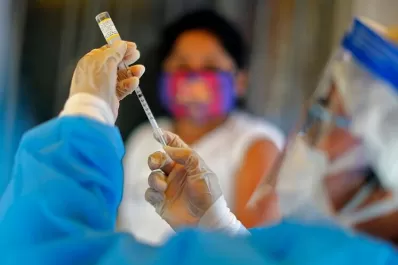Moderna y Pfizer recomiendan una tercera dosis de la vacuna: qué países ya lo aplican