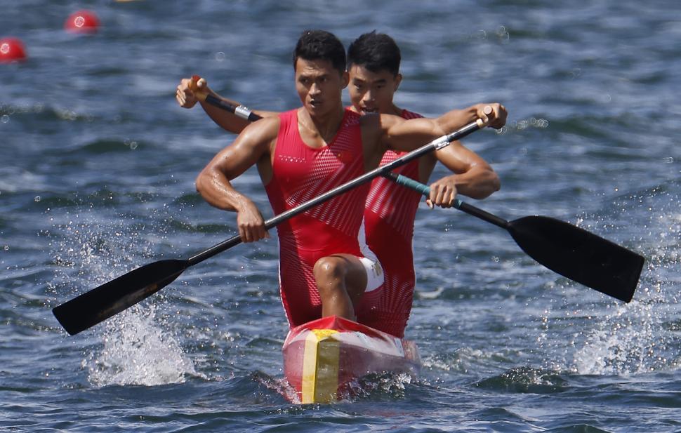 CANOISTAS. Liu Hao y Zheng Pengfei de China durante la semifinal del martes de 1.000 m.