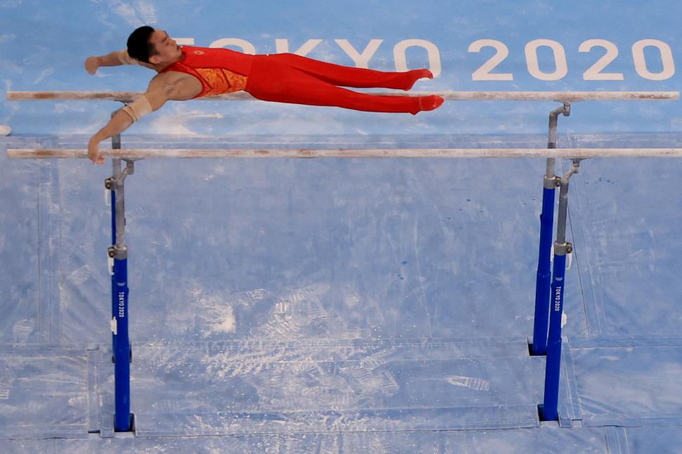 BARRAS PARALELAS. El gimnasta artístico chino Zou Jingyuan en su exhibición del martes.