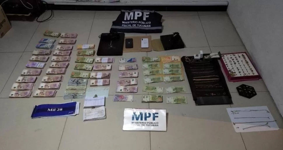 SECUESTROS. El dinero y las joyas que ubicaron los pesquisas.