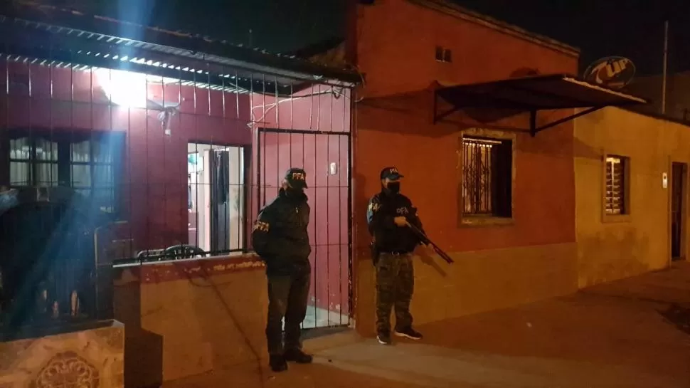 EN PLENA MEDIDA. Los federales vigilan la puerta de una de las viviendas que fueron allanadas ayer. 