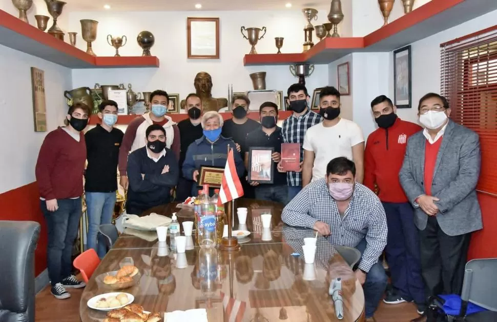 LA HISTORIA PRESENTE. Miembros del Departamento de Investigación Histórica y Estadísticas, junto con dos de los familiares, quienes fueron distinguidos.  