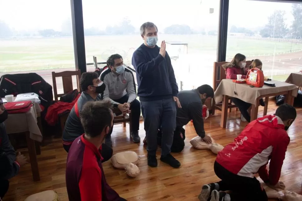 CAPACITADOS Y CARDIOPROTEGÍDOS. Hace unos meses, un cardiólogo capacitó a jugadores y entrenadores de San Martín. 