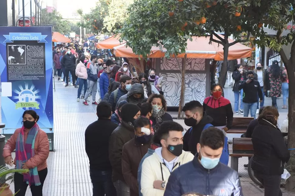 EXPECTATIVA. Mucha gente podrá optar por completar las dos dosis con el suero proveniente de Estados Unidos. LA GACETA 