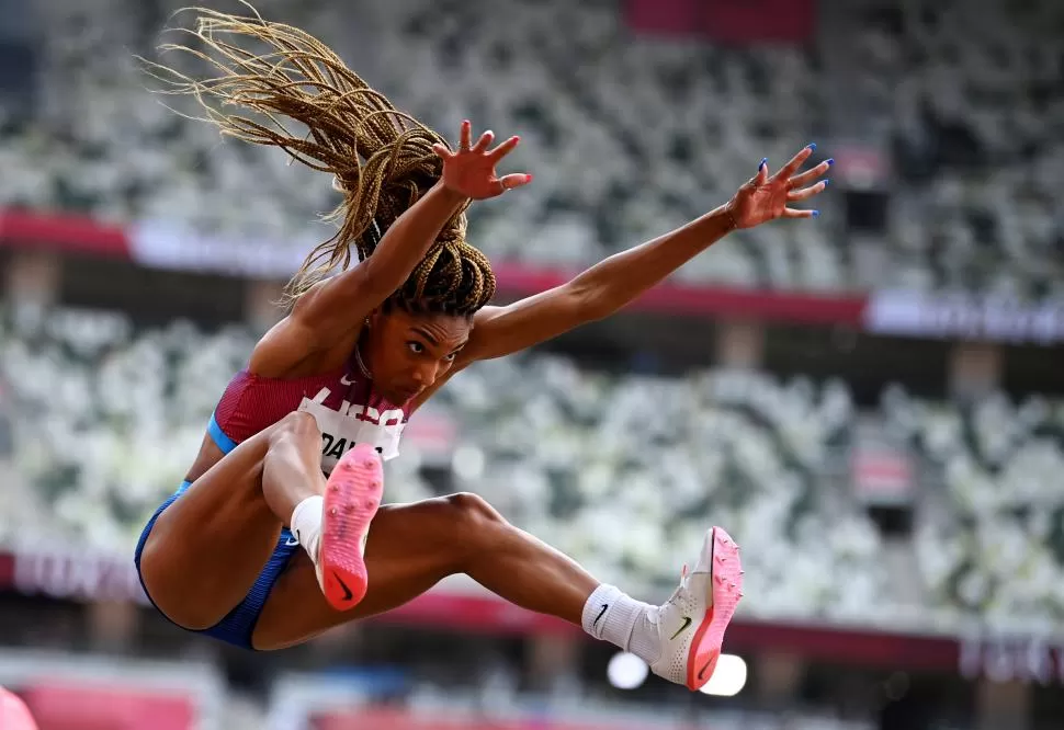 EL GRAN SALTO EN LONGITUD. La norteamericana Tara Davis en el estadio Olímpico de Tokio, el martes. 
