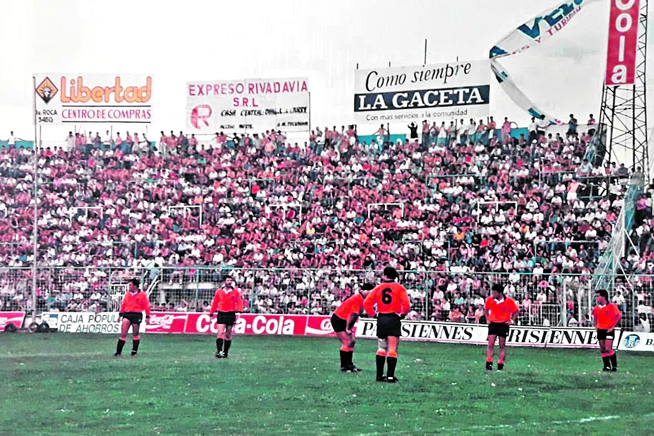 POSTAL DE UNA PASIÓN. Las tribunas de la cancha de Atlético colmadas y los Naranjas listos para dar ba talla. Así se escribió la historia.